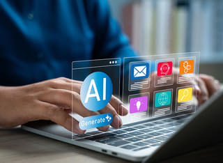 Investidor iniciante em criptomoedas aprendendo os princípios da negociação automatizada com IA