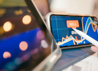 Trader de multimarcas analisando Bitcoin, Ethereum e opções cambiais